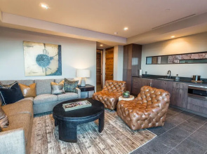 Luxury Service 1 Bedroom & Bunkroom – Sleeps 16 – Daily HK condo