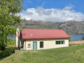 The Lakefront Gem - Wanaka Holiday Home