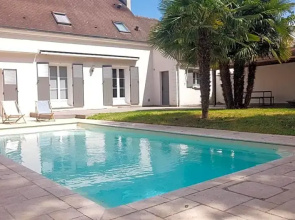 Pool house in Disneyland BMYGUEST