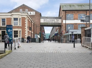 Elliot Oliver - Luxurious Two Bedroom Apartment in The Docks
