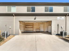 First Class Stylish Townhome Near Old Town!