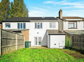 Spacious 3 bed House/sleeps 5/free Parking-oldbury