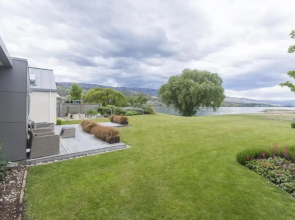 The Lakehouse - Cromwell Holiday Home