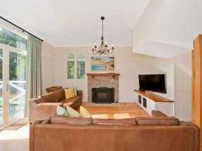 Hampton on Apollo - Ocean Mountain View Creekside Retreat Pet Friendly Free EV Charger Fireplace Wood Supplied During Winter