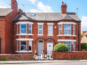 Central 5 Bedroom Townhouse perfectly located 2 mins walk from the Train Station