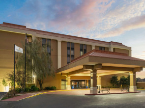 La Quinta Inn & Suites by Wyndham Memphis Airport Graceland