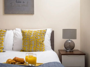 Elliot Oliver - 2 Bedroom Modern Apartment