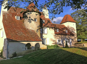 Charming and Private Castle on Four Hectares, With River, sun Terrace and Views