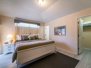 Family-friendly Pool Home Spa Games Room 87217