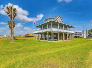 Ocean Views: Pet-friendly Surfside Beach Gem