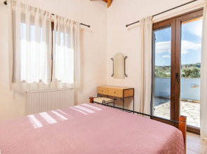Superior 2-brm Villa, Ideal Locale,300m From Beach