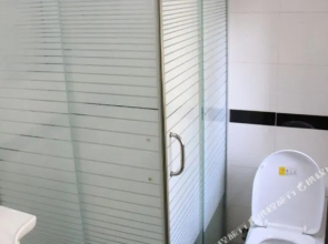 Lingguang Holiday Hotel (Nanjing Presidential Palace Xinjiekou Subway Station Branch)(陵光假日酒店（南京总统府新街口地铁站店）)