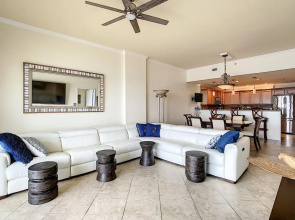Luxury Beachfront Malibu Condo on 7th Floor Close to Shopping Dining Malibu 703