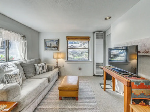 Ruidoso Cabin w/ Decks ~ 1 Mi to Downtown!