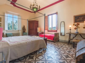 3bdrm luxury Apartment in Tuscan Villa,Private Estate, shared Swimmingpool