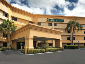 La Quinta Inn & Suites by Wyndham Miami Airport East
