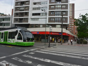 Superviews, parking 24h vigilado incluido y Netflix en habitación independiente con baño privado en apartamento particular, Français&English