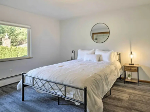 Lakefront Lynwood Home w/ Deck - 19 Mi to Seattle!