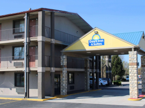 Days Inn & Suites by Wyndham Springfield on I-44