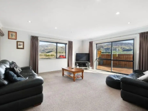 Seldom Inn - Cromwell Holiday Home