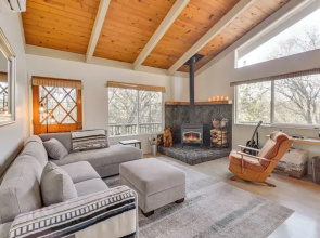 Deck + Fire Pit: Pine Mountain Lake Getaway!