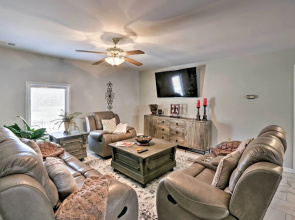 Quiet Memphis Home on 20 Acres: 10 Mi to Downtown!