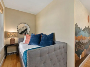 Royal Perch - Loft With King Suite + Vaulted Ceilings