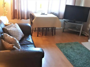 Semi-rural House - Sleeps 7 - Pet- Parking- Garden