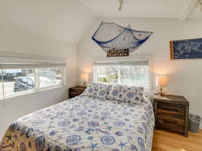 Charming Gold Beach Home < 1 Mi to Rogue River!