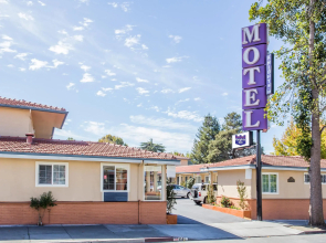 Howard Johnson by Wyndham Berkeley