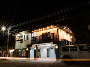 Hotel Naomi