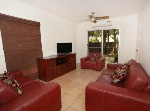 Mayfield 23 Holiday House