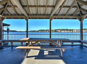 Hot Springs Condo on Lake Hamilton w/ Balcony!