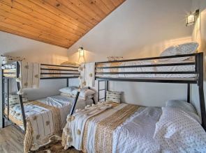Picturesque Cabin: 2 Balconies, Walk to Lake!