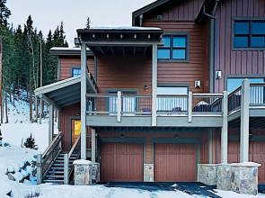 New W/pool & Private Hot Tub, Walk To Gondola 3 Bedroom Townhouse