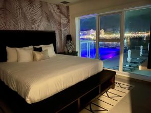 Breathtaking 2 Bedroom Apartment with Harbor View