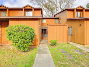 3 Mi to UF Campus: Charming Gainesville Townhome