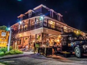 Main and Mountain Bar & Motel