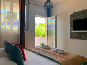 Room-cozy Studio With Terrace- Street vi