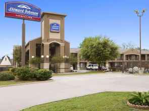 Howard Johnson by Wyndham Grand Prairie Near Lone Star Park