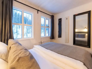 Traditional Cottage with Jacuzzi andLake