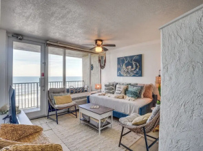 Walk to Shore! Top-floor Daytona Beach Condo