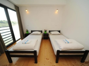 B&B Boatel Charlie