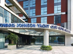 Howard Johnson Yacht Club Hotel