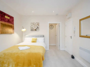 Homely Spaces Apt A, Large Studio W/king, 2guests