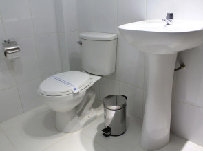 Hotel Manhattan Inn Airport