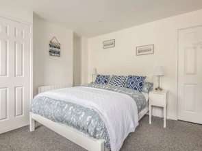 Cottage - Sleeps 6 - Pet Friendly - Patio