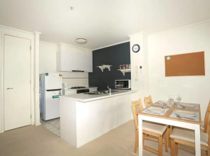 Two Bedrooms near Crown with Free WiFi and Carpark