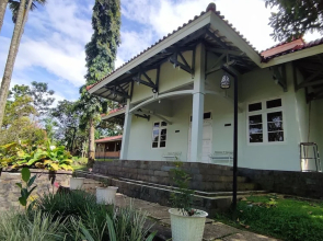 Villa Rose Gunung Bunder by Ruang Nyaman