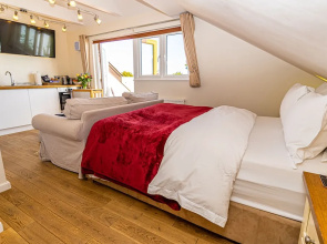 Sea View Holiday Flat - Covehurst Bay